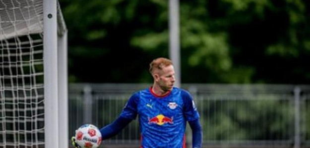 Péter Gulácsi, portero húngaro del RB Leipzig, en acción durante partido