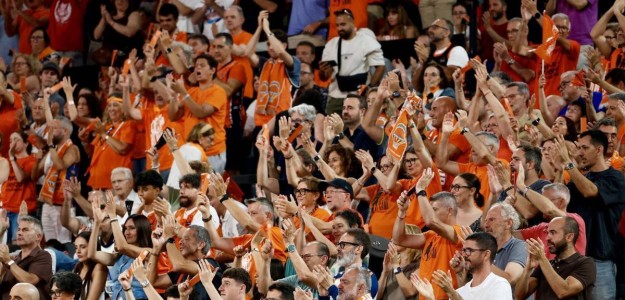 Aficionados del Valencia Basket en el Roig Arena durante partido de temporada