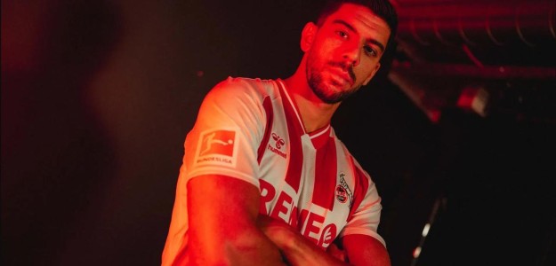 Cenk Özkacar con la camiseta del Valencia CF en el Mestalla