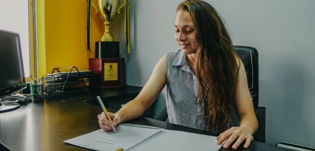 Camila Sáez, defensa chilena del Valencia CF Femenino, en acción defensiva
