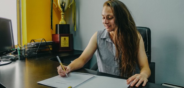 Camila Sáez, defensa chilena del Valencia CF Femenino, en acción defensiva