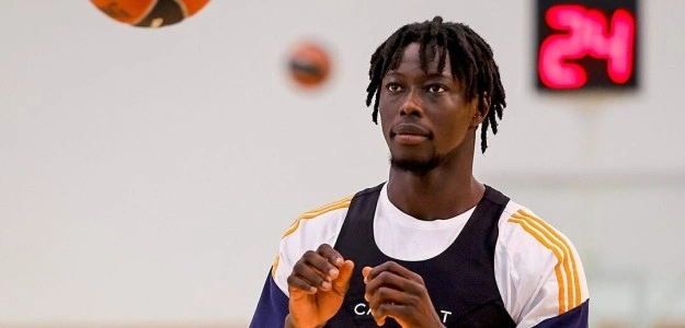 Eli Ndiaye en acción con el Real Madrid en un partido de Euroliga