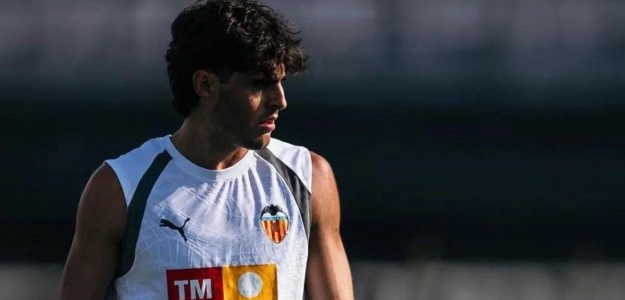 Javi Guerra entrena con el Valencia CF en pretemporada de Mestalla
