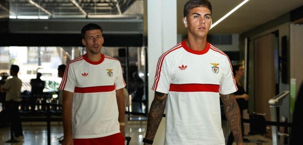 Enzo Barrenechea en el banquillo del Benfica durante partido clasificatorio Europa League