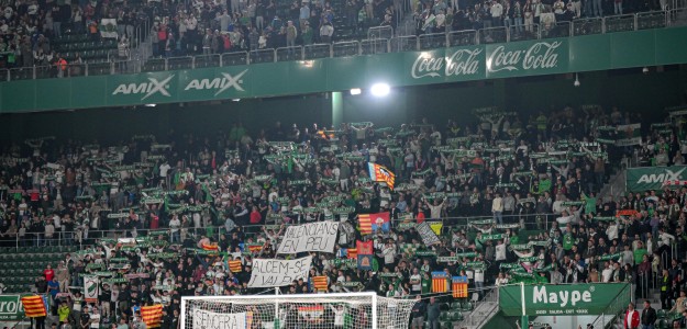 Aficionados del Elche CF en la Grada de Animación del Martínez Valero