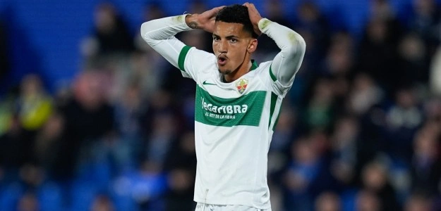 Álvaro Rodríguez con la camiseta del Elche CF en partido de LaLiga