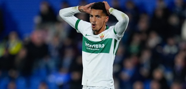 Álvaro Rodríguez con la camiseta del Elche CF en partido de LaLiga
