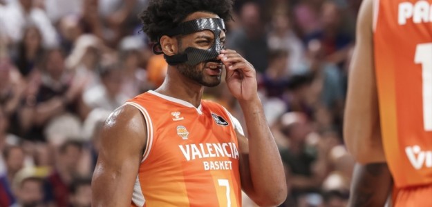 Braxton Key, Jasiel Rivero y Nikola Dzepina con la camiseta del Valencia Basket
