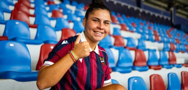Iria Castro, nueva jugadora del Levante UD Femenino, en acción