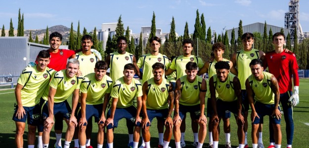 Grupo de canteranos del Levante UD entrenando con Luís Castro en pretemporada