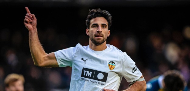 Eray Cömert con camiseta Valencia CF en Mestalla durante partido