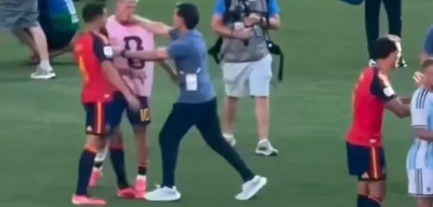 Roberto Ayala agrede a Dani Olmo en celebración final Mundial Argentina