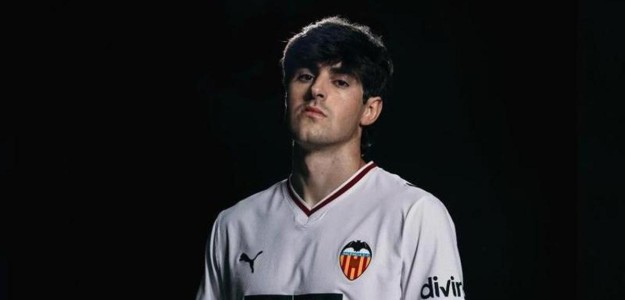 Javi Guerra en acción con el Valencia CF durante encuentro liguero