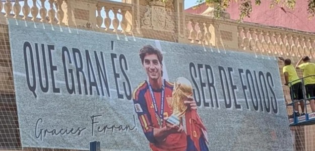 Lona de reconocimiento en fachada Ayuntamiento Foios Ferran Torres