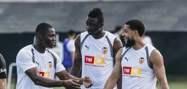Valencia CF entrena en la Ciudad Deportiva de Paterna antes de viajar a Inglaterra
