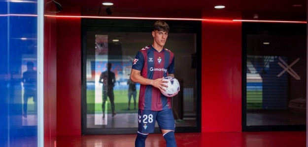 Lucas Núñez con la camiseta de la SD Eibar en su presentación oficial