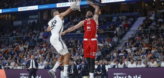 Nikola Mirotic en acción durante partido de Euroliga con AS Monaco