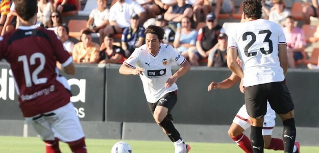 Ryunosuke Sato celebra gol en debut amistoso Valencia CF