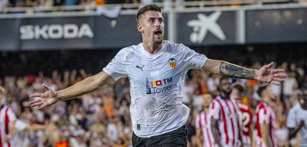 Baptiste Santamaría, centrocampista francés del Valencia CF, en acción