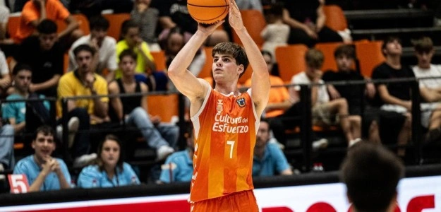 Álex Blanco, exterior del Valencia Basket, en acción durante partido