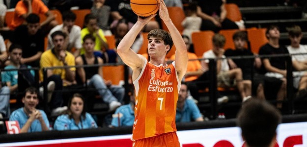 Álex Blanco, exterior del Valencia Basket, en acción durante partido