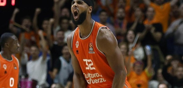 Brandon Davies en acción con la camiseta del Valencia Basket 2023-24