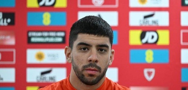 Cenk Özkacar con la camiseta del Valencia CF en partido de LaLiga