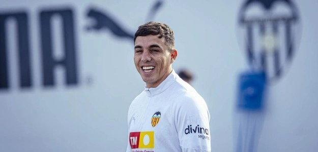 Renzo Saravia, lateral argentino del Valencia CF, en acción defensiva