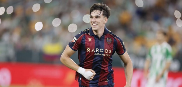 Carlos Espí celebra gol con camiseta Levante UD esta temporada