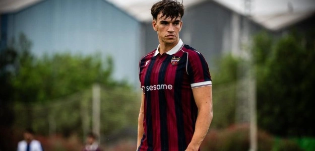 Carlos Espí con la camiseta del Levante UD en partido de competición