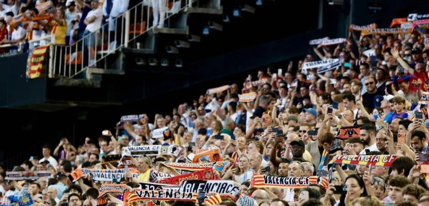 Aficionado del Valencia CF en Mestalla durante partido de LaLiga