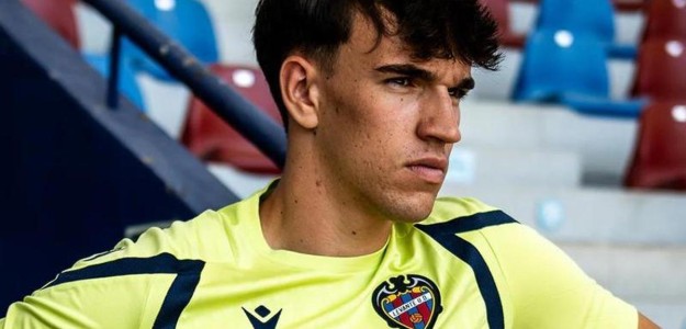 Carlos Espí modelo camiseta entrenamiento Levante UD verde 2026-2027