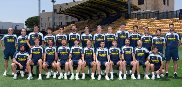 Íñigo Pérez junto a su cuerpo técnico en entrenamientos Villarreal 2026-27