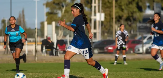 Dana Benítez posa con la camiseta del Levante UD Femenino