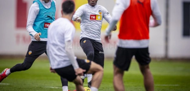 Jugadores Valencia CF entrenamiento pretemporada Estadio Puchades