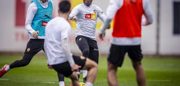 Jugadores Valencia CF entrenamiento pretemporada Estadio Puchades
