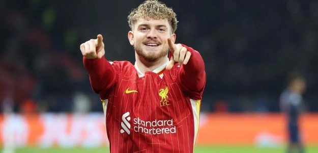 Harvey Elliott en acción con la camiseta del Liverpool FC