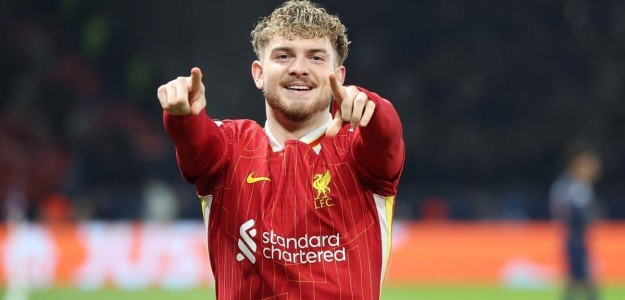 Harvey Elliott en acción con la camiseta del Liverpool FC