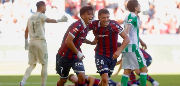 Levante UD celebra gol contra Real Betis Ciutat de València
