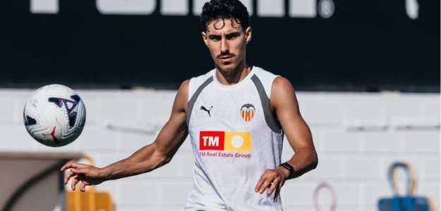André Almeida durante entrenamiento Valencia CF dorsal 10