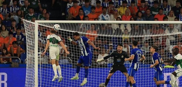 Marc Aguado celebra su gol de cabeza para el Elche en Riazor