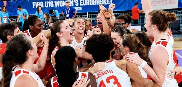 Paula Reynal y Amelia Alonso celebran victoria España semifinal Eurobasket U16