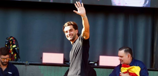 Ferran Torres en el homenaje multitudinario en Foios, rodeado de aficionados