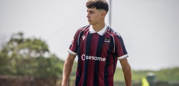 Marc Santos, lateral del Levante UD, en entrenamiento con el primer equipo