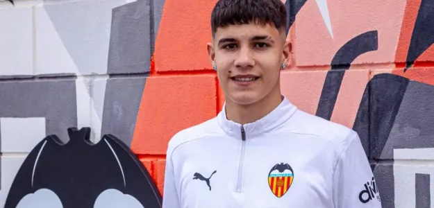 Hugo Giner, lateral de la cantera Valencia CF, posa con uniforme del Real Madrid