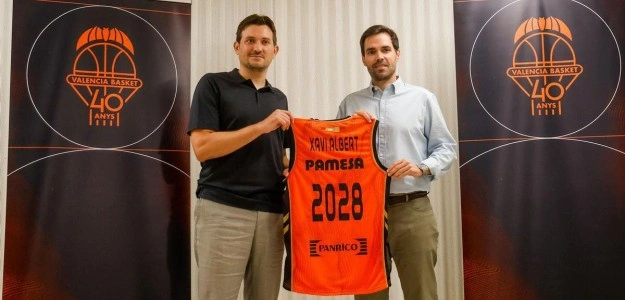 Jugadores Valencia Basket posan con dorsales temporada 2026-27
