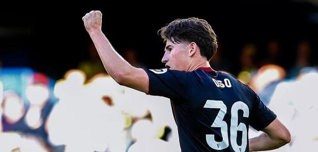 Oso en acción con la camiseta del Sevilla en partido de LaLiga