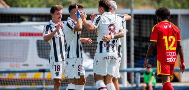 Jugadores Levante UD y CD Castellón en enfrentamiento amistoso pretemporada agosto