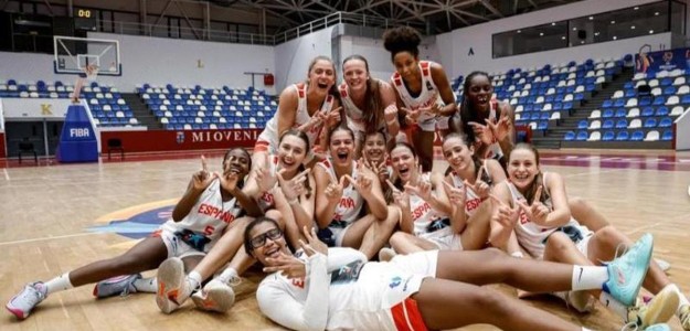 Paula Reynal y Amelia Alonso celebran victoria España U16 Eurobasket femenino