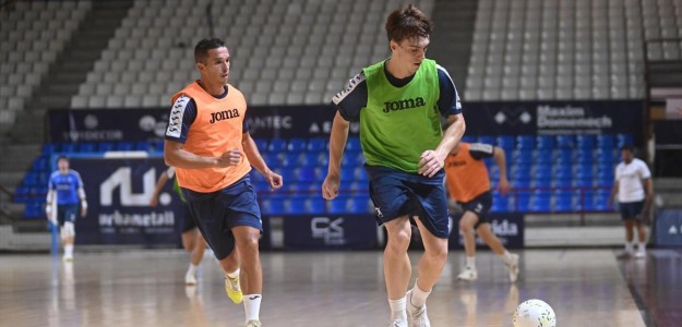 Jugadores del Family Cash Alzira FS en sesión de entrenamiento pretemporada